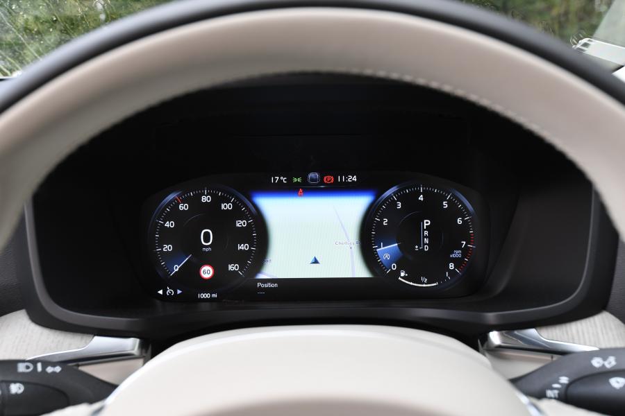 Панель приборов Volvo S60 T5 Inscription 2019 года  (UK) (фото 6 из 12)